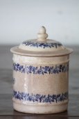 画像2: お勧めの逸品　素晴らしい古色＆貫入の蓋付砂糖入れ　アンティーク　陶製シュガーポット　藍色の花帯　1900年代初期　フランス製 (2)