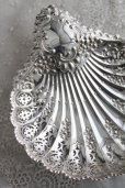 画像1: 大型極美品　見事な透かし＆飾り象嵌　純銀製　シェル・ディッシュトレイ　1910年　英国シェフィールド　アンティークシルバー　24.4ｃｍ　211ｇ (1)
