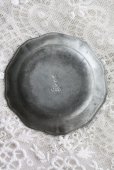 画像3: 1900年代初期　フランス製　アンティーク　ピューター・プレート　豆皿　花形リムの小さな皿　刻印有り　径 6.8ｃｍ (3)