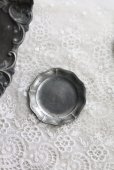画像1: 1900年代初期　フランス製　アンティーク　ピューター・プレート　豆皿　花形リムの小さな皿　刻印有り　径 6.8ｃｍ (1)