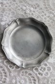 画像2: 1900年代初期　フランス製　アンティーク　ピューター・プレート　豆皿　花形リムの小さな皿　刻印有り　径 6.8ｃｍ (2)