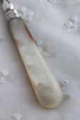 画像3: 美品　1889年　英国バーミンガム　ヴィクトリア王朝時代　アンティークシルバー　マザーオブパール　純銀製　大型バターナイフ　17ｃｍ (3)