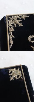 画像5: 大変豪華な逸品　1860年　フランス製　アンティーク聖書　深濃紺ベルベット表装　見事な真鍮の葡萄・花冠とモノグラム　十字架留め具　892ページ (5)