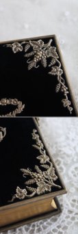 画像4: 大変豪華な逸品　1860年　フランス製　アンティーク聖書　深濃紺ベルベット表装　見事な真鍮の葡萄・花冠とモノグラム　十字架留め具　892ページ (4)