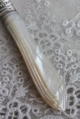 画像2: 美品　1875年　英国シェフィールド　ヴィクトリア王朝時代　アンティークシルバー　マザーオブパール　純銀製　大型バターナイフ　18.8ｃｍ (2)