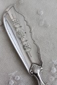 画像4: 美品　1875年　英国シェフィールド　ヴィクトリア王朝時代　アンティークシルバー　マザーオブパール　純銀製　大型バターナイフ　18.8ｃｍ (4)