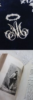 画像3: 大変豪華な逸品　1860年　フランス製　アンティーク聖書　深濃紺ベルベット表装　見事な真鍮の葡萄・花冠とモノグラム　十字架留め具　892ページ (3)