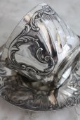 画像2: お買い得　1900年代初期　フランス製　アンティーク　枯れた風合いのシルバープレート　優美な象嵌のコーヒーカップ＆ソーサー (2)