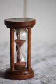 画像1: アンティーク　モシュリンヌの珍しい砂時計（3分）すずかけの木製　BURNS COTTAGE　8.6ｃｍ　1800年後期　スコットランド製 (1)