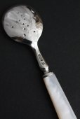 画像4: 希少美品　1909年　アンティークシルバー　純銀製　マザーオブパール　デザートスプーン　英国シェフィールド製　 (4)