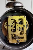 画像4: 完動品　1900年代初期　ドイツ製　アンティーク　ユンハンス　JUNGHANS　初期のヘソ型　機械式目覚まし時計　お勧めの逸品 (4)