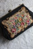 画像1: 美品　1900年代初期　フランス製　アンティーク　プチポアン　花の刺繍のバック　中はオールシルク　チェーンなし　幅22cm (1)