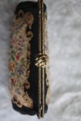 画像2: 美品　1900年代初期　フランス製　アンティーク　プチポアン　花の刺繍のバック　中はオールシルク　チェーンなし　幅22cm (2)