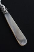 画像5: 美品　1867年　英国シェフィールド　ヴィクトリアン　アンティークシルバー　マザーオブパール　純銀製　大型バターナイフ　17ｃｍ (5)