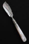 画像1: 美品　1867年　英国シェフィールド　ヴィクトリアン　アンティークシルバー　マザーオブパール　純銀製　大型バターナイフ　17ｃｍ (1)