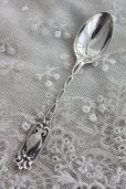画像1: 美品　1905年　英国シェフィールド　エドワーディアン　アンティーク・シルバー　希少な透かしハンドル 純銀製　ティースプーン　11.2ｃｍ (1)
