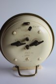 画像2: 完動美品　1945〜1967年　フランス製　JAZ　 ゼンマイ式　目覚まし時計（大振りなタイプ）アイボリー色　ベークライト製 (2)
