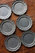 画像1: 1900年代中期　フランス製　ビンテージ　花リムの鋳造アルミプレート　豆皿6枚セット　ピューターのような質感　径 10ｃｍ (1)