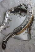 画像1: 1900年代初期　フランス製　アールヌーボ調のユリが見事なアンティーク　ダストパン ＆ ダストブラシ　真鍮にシルバープレート製 (1)