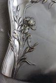 画像4: 1900年代初期　フランス製　アールヌーボ調のユリが見事なアンティーク　ダストパン ＆ ダストブラシ　真鍮にシルバープレート製 (4)