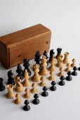 画像2: お買い得　1900年代中期　英国W.G.SHADICK製　ビンテージ　チェス　木製駒32個　木箱付き　キング駒サイズ 高5.5ｃｍ (2)