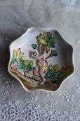 画像2: 1900年代初期　イタリア製　アンティーク　天使の小皿　浮かび上がったエンジェル　軟質陶器　経12.7cm (2)