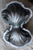 画像4: フランス製　アンティーク　ロココ様式　大振りなシェルの立脚ディッシュ　真鍮に施されたシルバーが黒色化し、素敵な雰囲気！　幅30.5cm (4)