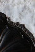 画像3: フランス製　アンティーク　ロココ様式　大振りなシェルの立脚ディッシュ　真鍮に施されたシルバーが黒色化し、素敵な雰囲気！　幅30.5cm (3)