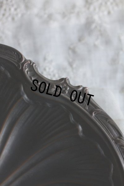 画像3: フランス製　アンティーク　ロココ様式　大振りなシェルの立脚ディッシュ　真鍮に施されたシルバーが黒色化し、素敵な雰囲気！　幅30.5cm