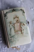 画像1: 美品　1902年　フランス製　アンティーク聖書　小さなミサ聖典　何とも優しい顔のキリストと天使　アイボリーセルカバー　全191ページ (1)