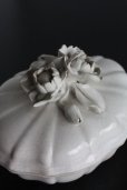 画像3: お買い得　1900年代初期　フランス製　アンティーク　花飾りのトリンケットボックス　軟質白磁　上蓋の花に小欠け有り　幅10cm (3)
