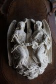 画像2: 1900年代初期　フランス製　アンティーク　天使のレリーフ　オーク材リボンモチーフ＆クロスの象嵌　一部欠け有　26.2cm (2)