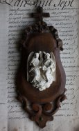 画像1: 1900年代初期　フランス製　アンティーク　天使のレリーフ　オーク材リボンモチーフ＆クロスの象嵌　一部欠け有　26.2cm (1)