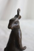 画像2: フランス製　とても愛らしいウサギの親子のオブジェ　852ｇと 大変重量感のある真鍮ブロンズ製　大理石台座　アンティークではありません (2)