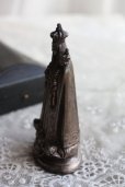 画像4: 1900年代初期　フランス製　アンティーク　聖母マリア像　ノートルダム・ド・フルヴィエール　希少な専用革張りケース　縦13.5cm付属 (4)