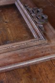画像2: お勧めの逸品　フランス製　アンティーク　大きなオーク材の木製額　トップはリボンの飾り彫刻　内枠はビーズ彫り　55.4×45.0cm (2)