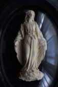 画像2: 1900年代初期　フランス製　アンティーク　聖母マリア像　黒木楕円額　ガラスドーム　レリーフ　18.7×14.5cm (2)