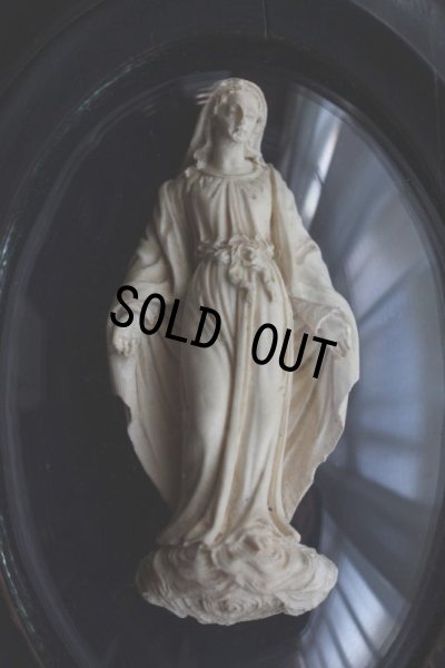 画像2: 1900年代初期　フランス製　アンティーク　聖母マリア像　黒木楕円額　ガラスドーム　レリーフ　18.7×14.5cm