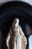 画像3: 1900年代初期　フランス製　アンティーク　聖母マリア像　黒木楕円額　ガラスドーム　レリーフ　18.7×14.5cm (3)