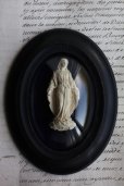 画像1: 1900年代初期　フランス製　アンティーク　聖母マリア像　黒木楕円額　ガラスドーム　レリーフ　18.7×14.5cm (1)