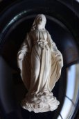 画像4: 1900年代初期　フランス製　アンティーク　聖母マリア像　黒木楕円額　ガラスドーム　レリーフ　18.7×14.5cm (4)