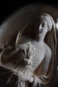画像3: 1900年代初期　フランス製　アンティーク　優しいお顔の聖母マリア像　黒木楕円額　ガラスドーム　レリーフ　18.8×16.2cm　目立たないライン有 (3)