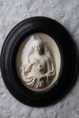 画像1: 1900年代初期　フランス製　アンティーク　優しいお顔の聖母マリア像　黒木楕円額　ガラスドーム　レリーフ　18.8×16.2cm　目立たないライン有 (1)