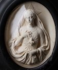 画像2: 1900年代初期　フランス製　アンティーク　優しいお顔の聖母マリア像　黒木楕円額　ガラスドーム　レリーフ　18.8×16.2cm　目立たないライン有 (2)