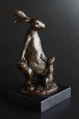 画像1: フランス製　とても愛らしいウサギの親子のオブジェ　852ｇと 大変重量感のある真鍮ブロンズ製　大理石台座　アンティークではありません (1)
