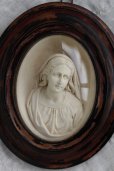 画像1: アンティーク　聖母マリア像　枯れた塗装の黒木楕円額ガラスドーム　レリーフ大　22.3cm　フランス製　1900年代初期 (1)