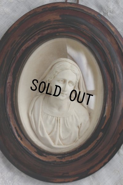 画像1: アンティーク　聖母マリア像　枯れた塗装の黒木楕円額ガラスドーム　レリーフ大　22.3cm　フランス製　1900年代初期
