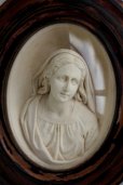 画像3: アンティーク　聖母マリア像　枯れた塗装の黒木楕円額ガラスドーム　レリーフ大　22.3cm　フランス製　1900年代初期 (3)