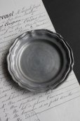 画像1: アンティーク　ピューター　花リムの豆皿　プレート　刻印有り　径 11.7ｃｍ　138g　フランス　1900年代初期製 (1)