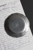 画像3: アンティーク　ピューター　花リムの豆皿　プレート　刻印有り　径 10.4ｃｍ　106g　フランス　1900年代初期製 (3)